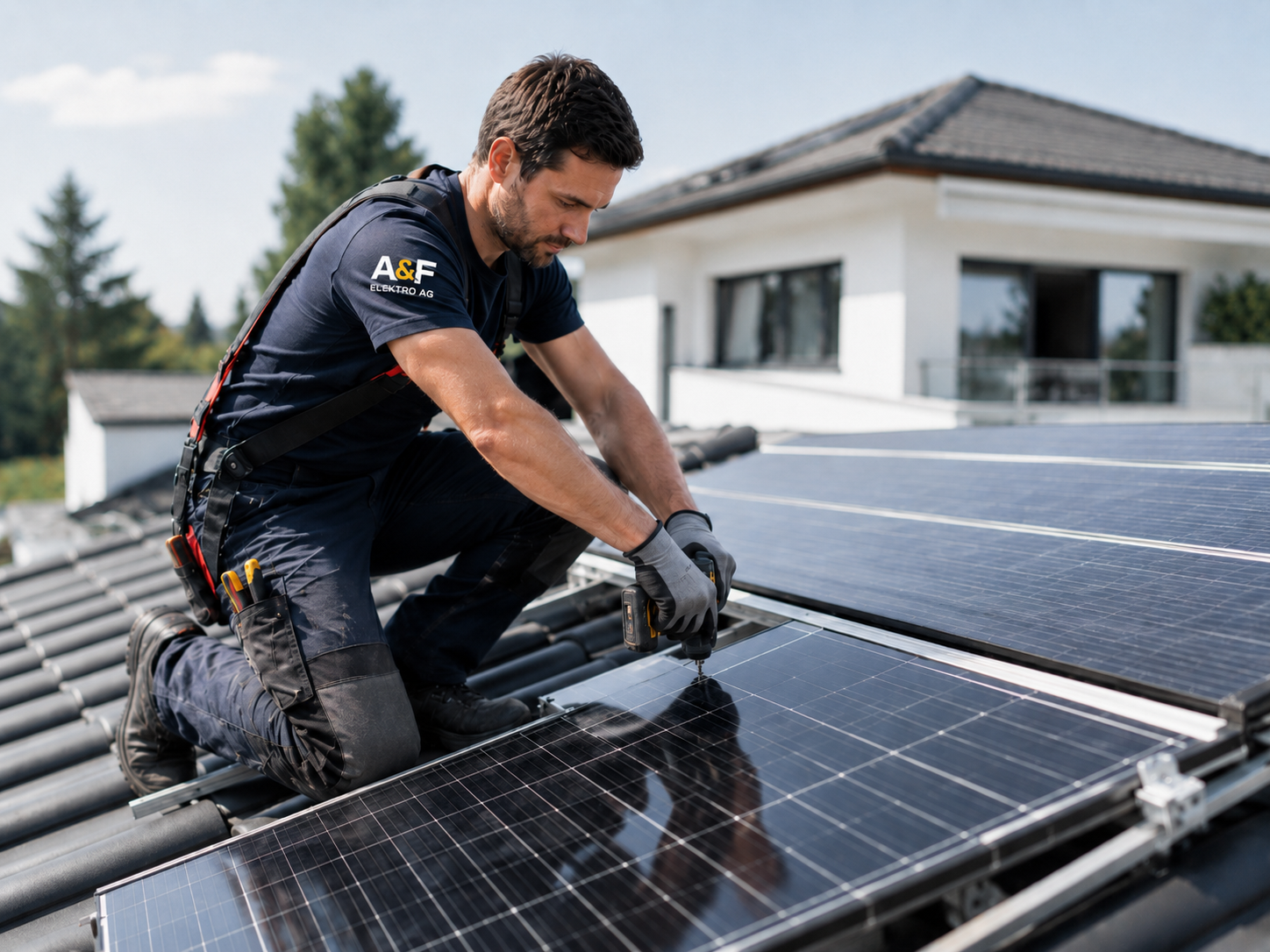Elektriker installiert Photovoltaik-Anlage auf einem Dach in Biel/Bienne